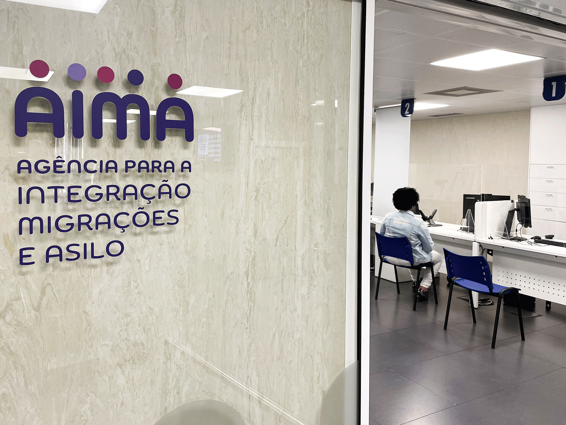 Levantamento de Estudantes em Processo de Regularização na AIMA e Dificuldades de Alojamento